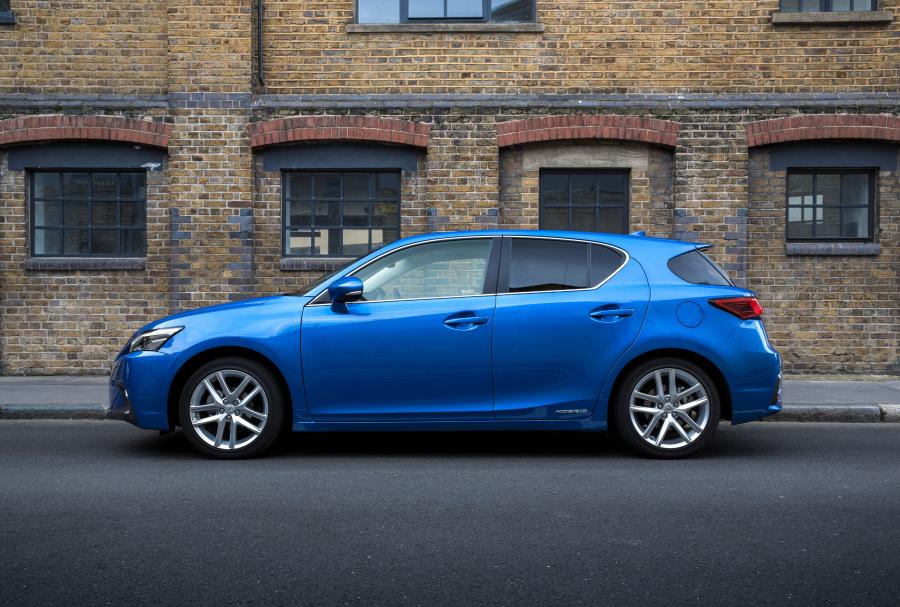  Lexus CT200h 2017 года  (UK) (фото 28 из 38)